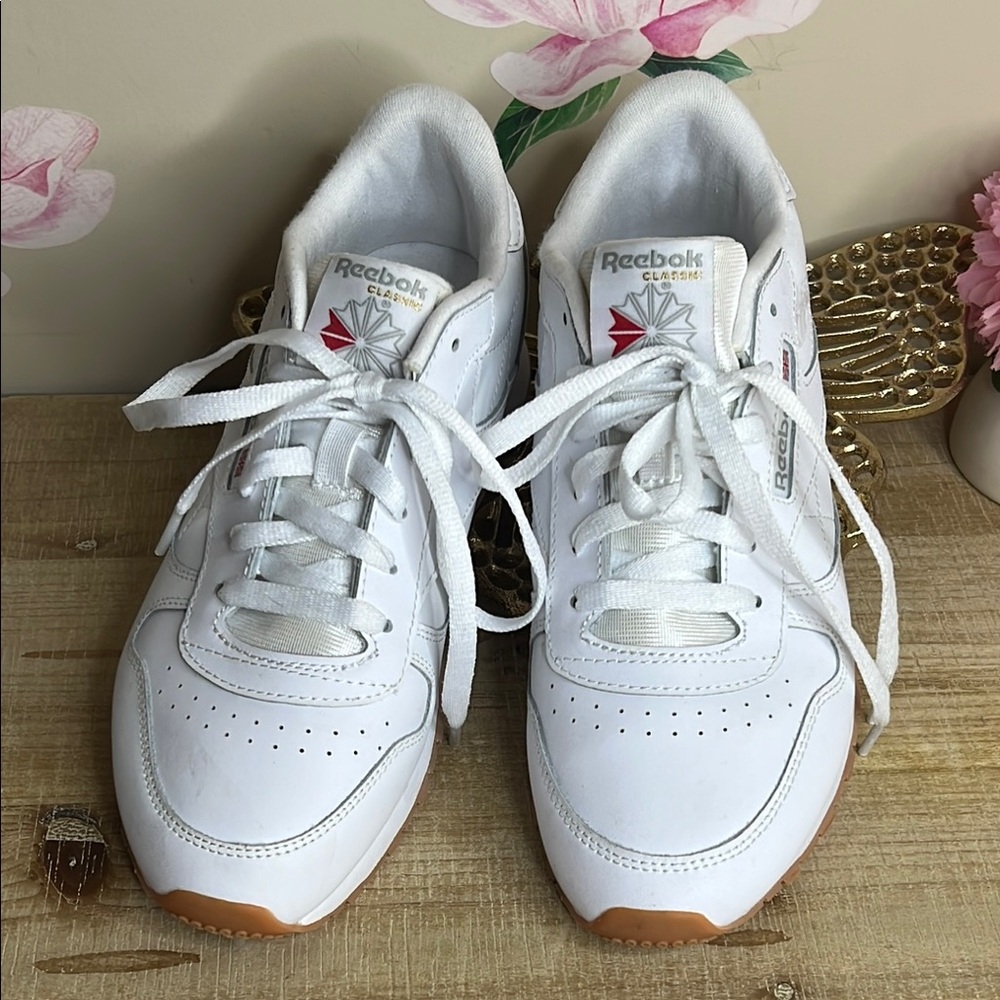 Reebok White Classic Sneakers Retro-Inspired Design. 1-25